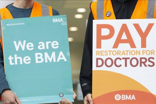 Junior doctors in England start fresh strike over pay dispute with ...