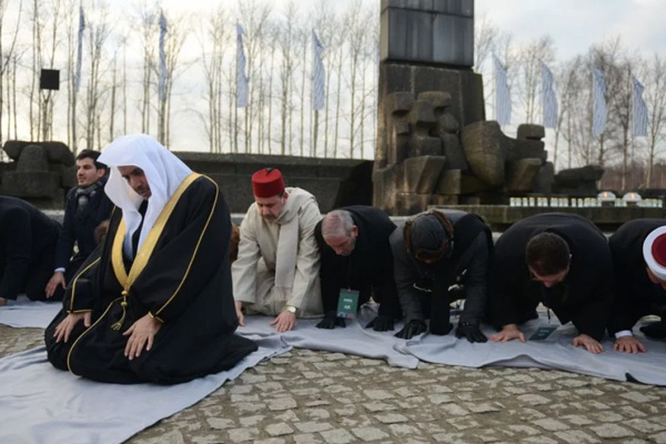 Suudi Din Adami Nazi Kampi Ziyaretinde Holokost Magduru Yahudiler Icin Dua Etti Timeturk Haber