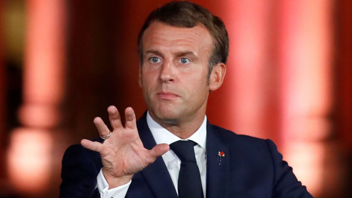 Macron tokalaşırken tokatlandı