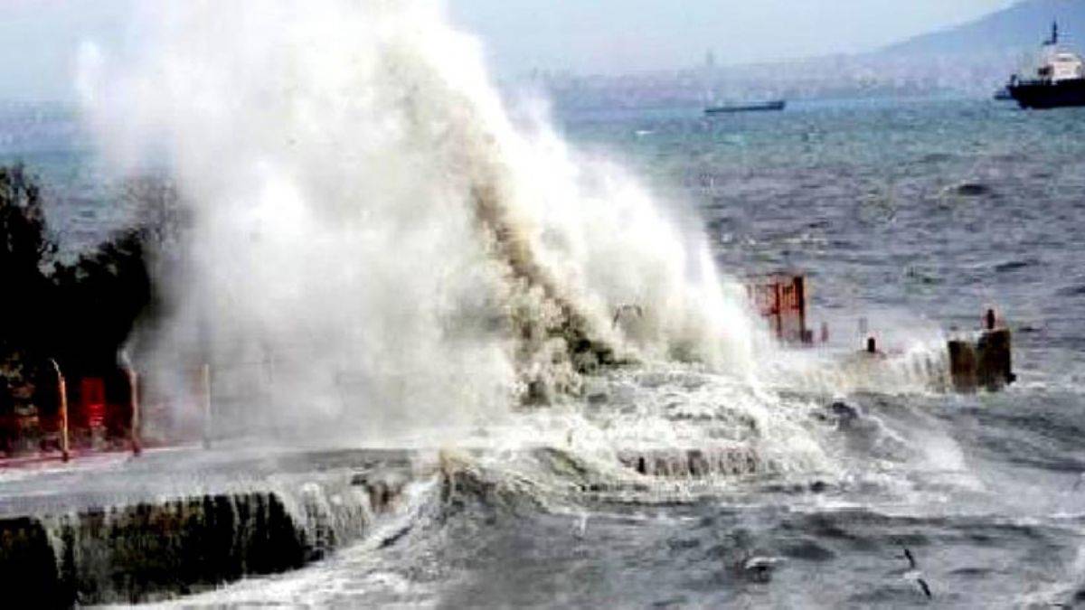 Istanbul Da Siddetli Firtina Etkili Oluyor 3 Olu 9 Yarali Timeturk Haber