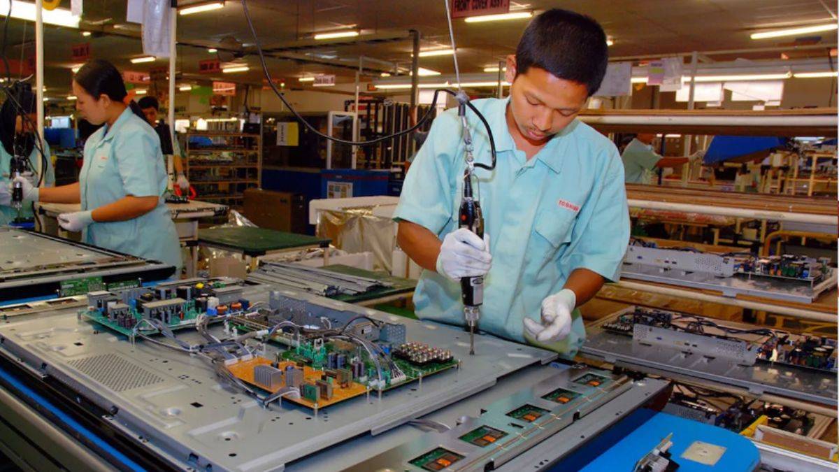 High tech products. Высокотехнологичный Китай. Electronics Factory. Toshiba Factory. Tigerton assembling.