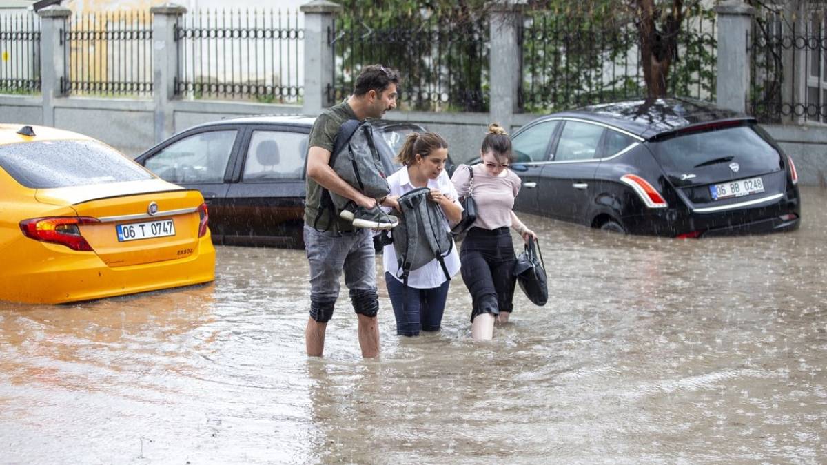 Ankara'da liseler yarın (14 Haziran) tatil mi? Ankara'da lise, ortaokul, üniversite öğrencilerine okullar tatil mi? Üniversiteler sel, sağanak nedeniyle kapalı mı?