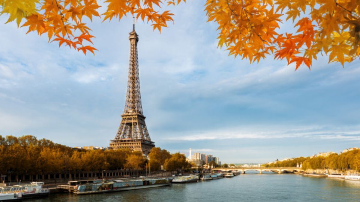Париж осенью заставка на телефон