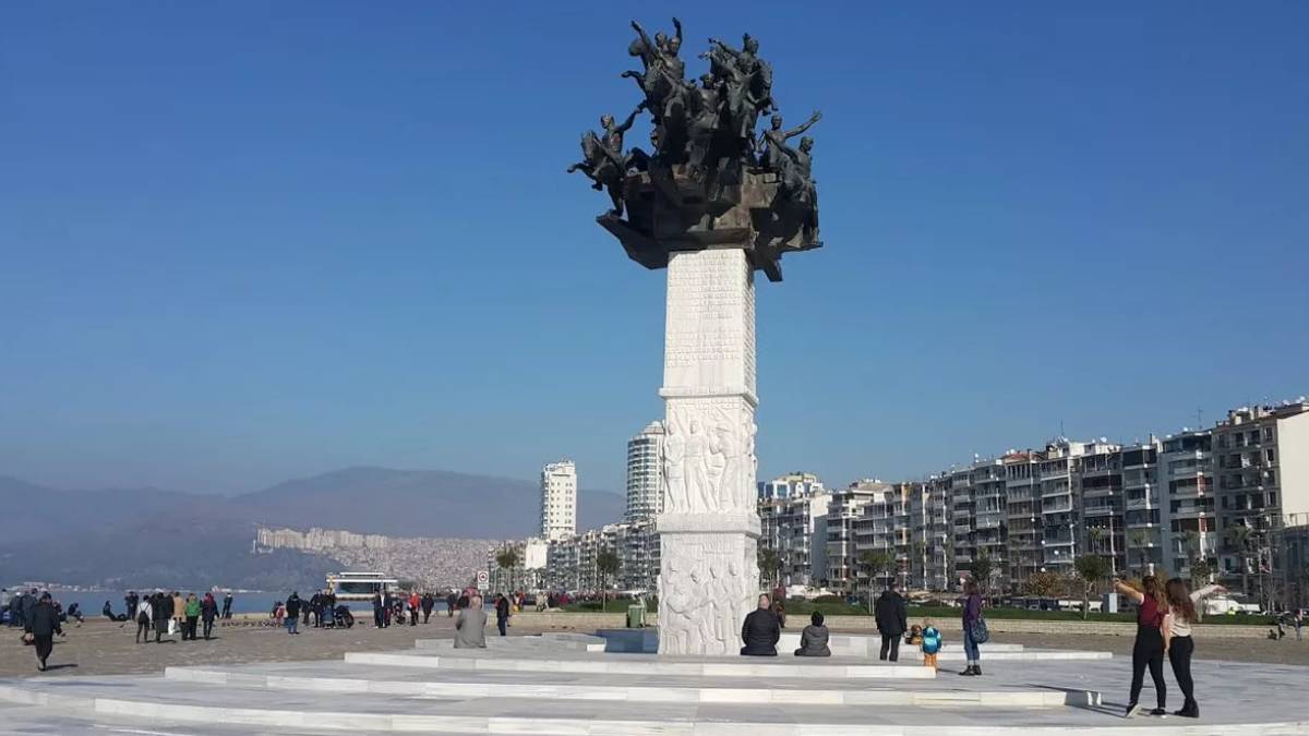 Gündoğdu Meydanı nerede? Gündoğdu Meydanı'na nasıl gidilir? Otobüs, metro ve dolmuş (minibüs) ile Gündoğdu Meydanı'na gidilir mi?