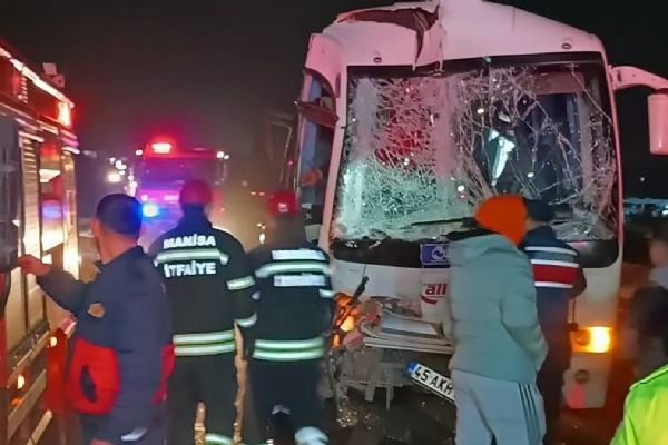 Manisa'da Kaza: 12 Kişi Yaralandı - Timeturk