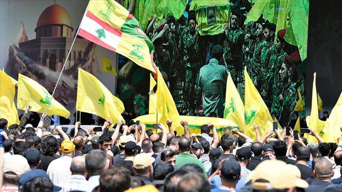 Lübnan'da Hizbullah'ın saha komutanı için cenaze töreni düzenlendi