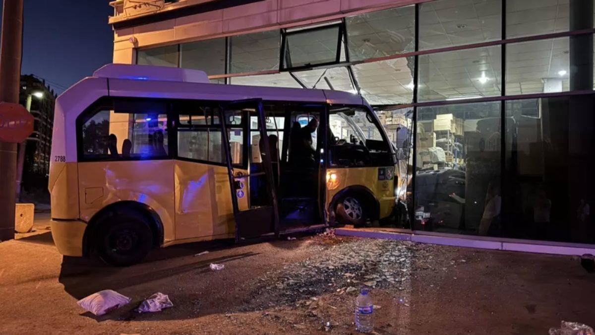Bursa'da otomobil ile minibüs çarpıştı: Kazada 12 kişi yaralandı