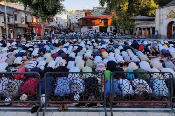 Eyüpsultan ve Çamlıca Camii'nde bayram heyecanı! Binlerce Müslüman saf tuttu