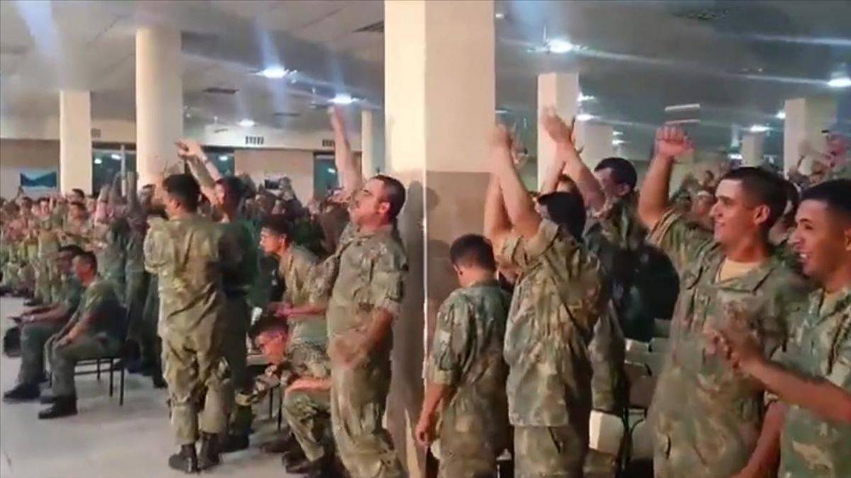 Azerbaycan askerlerinin Türkiye sevinci