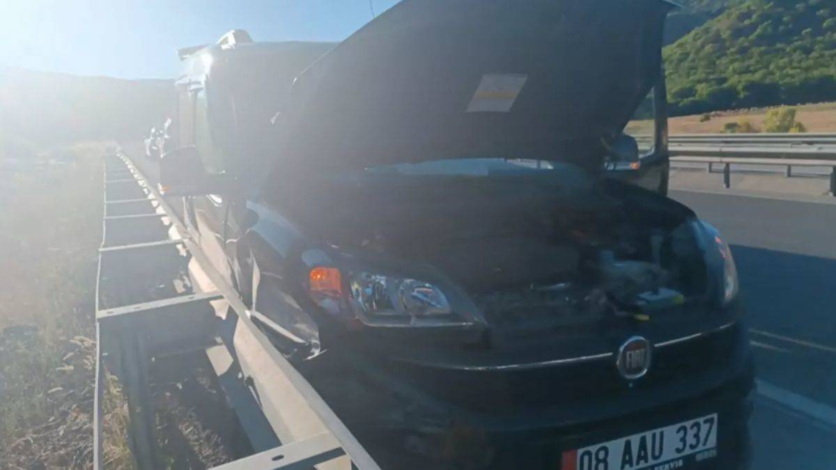 Erzincan'da otomobil bariyerlere çarptı: 9 kişi yaralandı