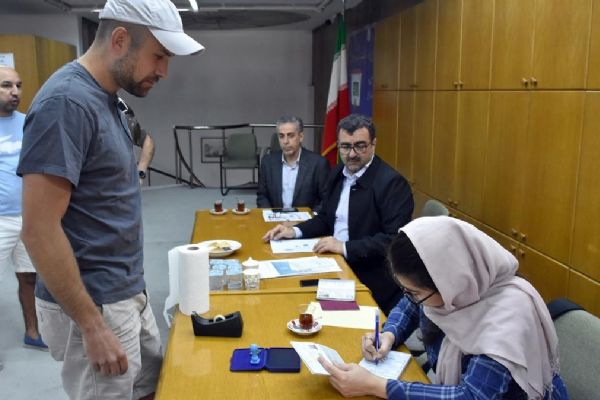 İran'da oy verme süresi uzatıldı