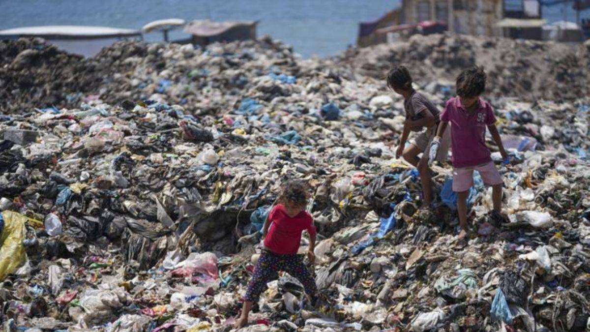 Çöp dağları ve kanalizasyon derelerinin ortasında Filistin