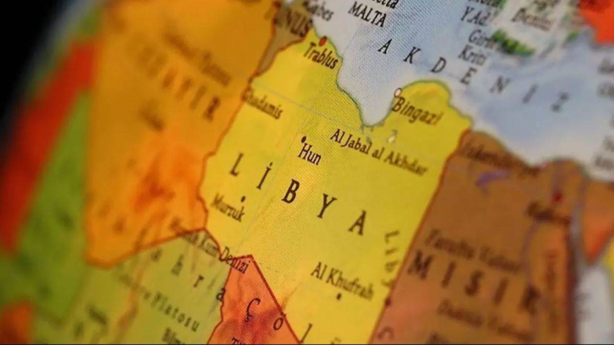 Libya'da düzensiz göçmenleri taşıyan araç devrildi