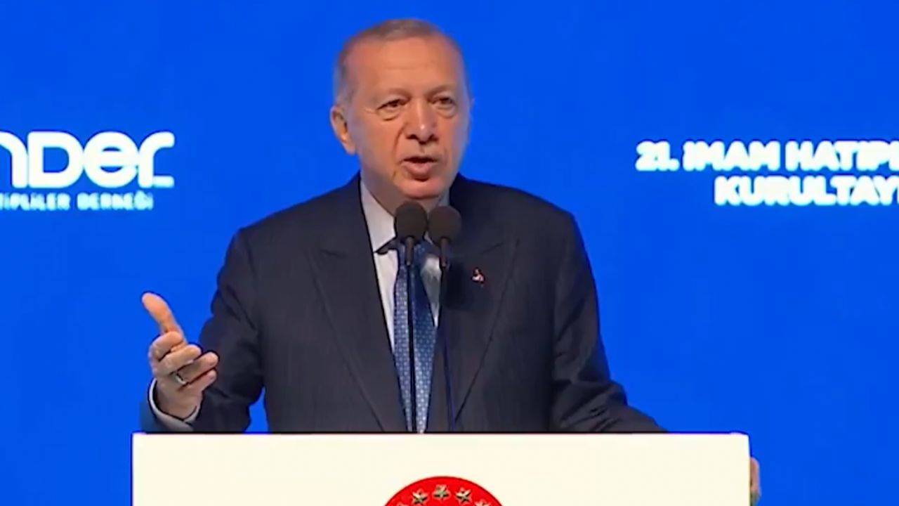 Erdoğan: Bu kılıçları kime çekiyorsun?