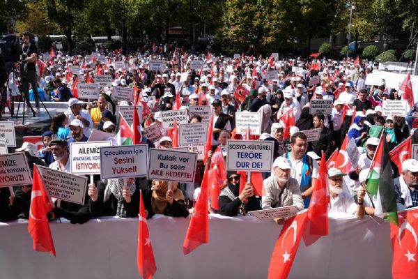 İstanbullular LGBT propagandasına karşı meydanlarda!