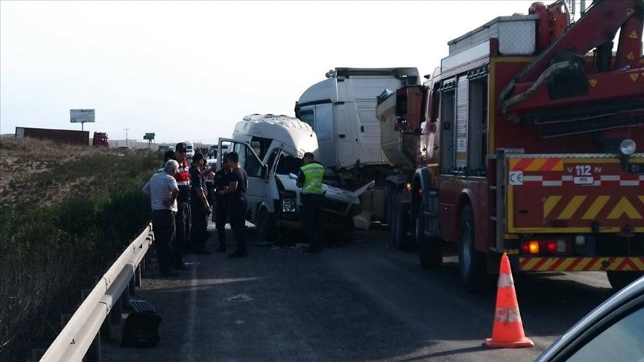 Tır ile servis minibüsü çarpıştı: 4 ölü, 6 yaralı