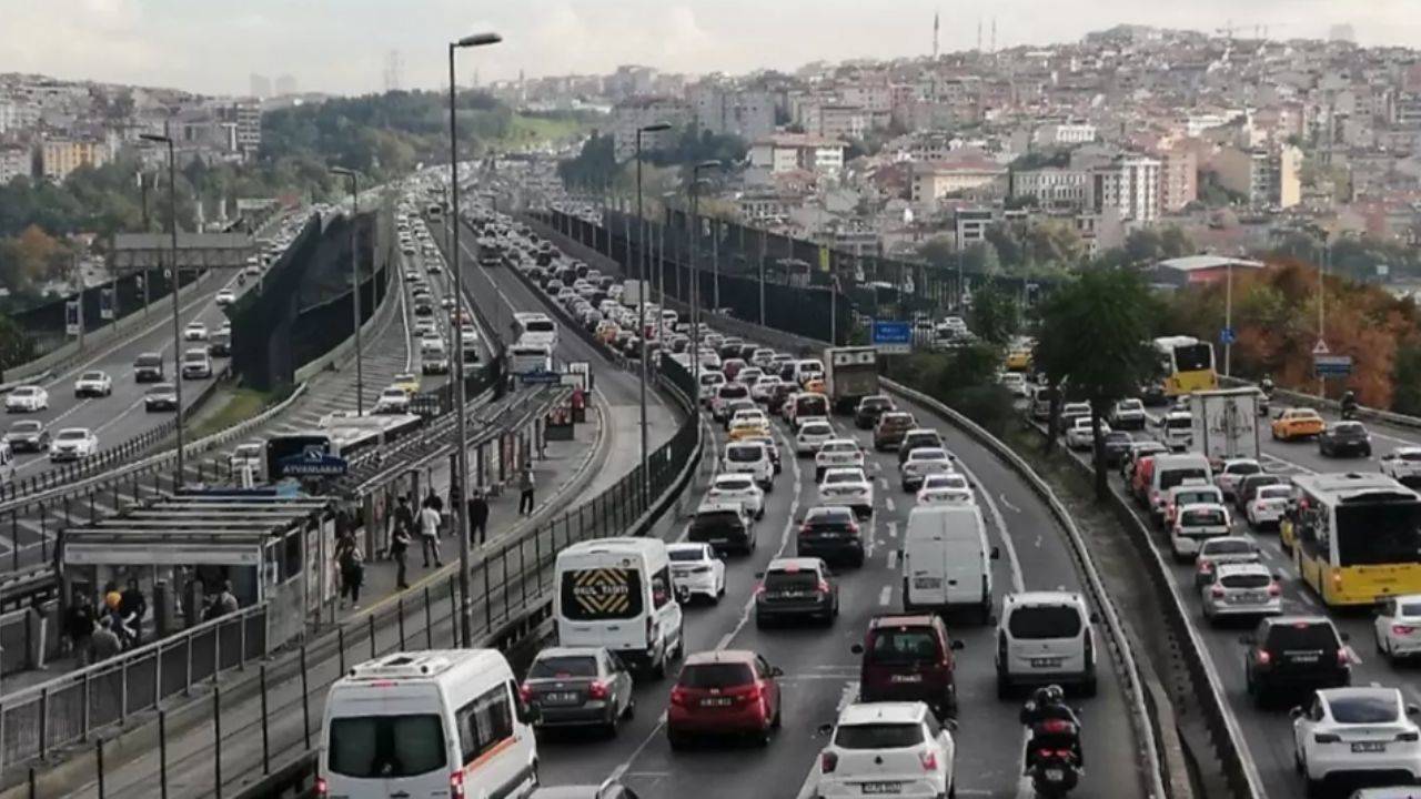 İstanbul trafiği yine durma noktasında: İBB verileri şok etti