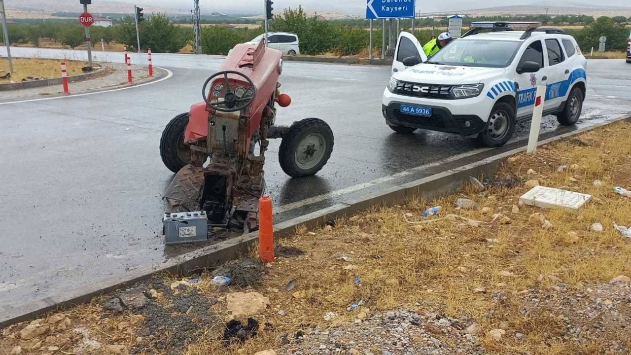 Yolcu otobüsüyle çarpışan traktör ikiye bölündü: 1 ölü, 1 yaralı