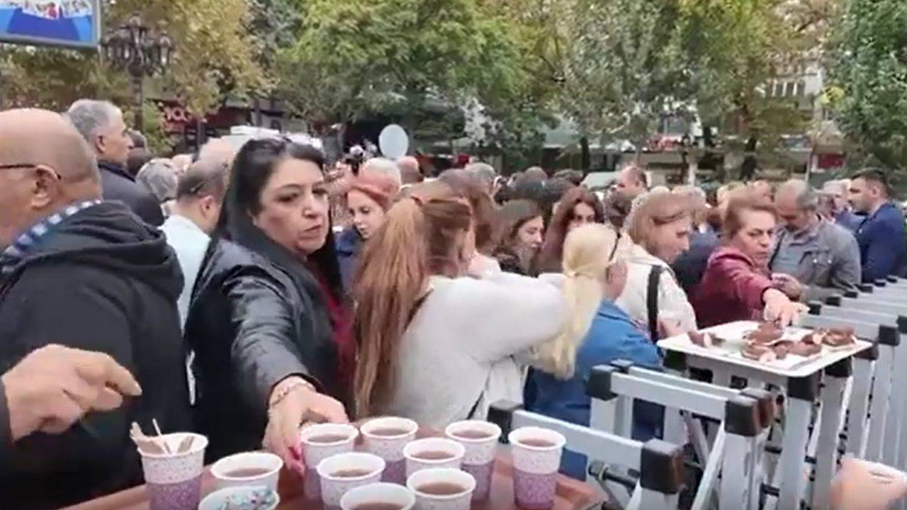 Protestoculara çay ve simit ikram edildi