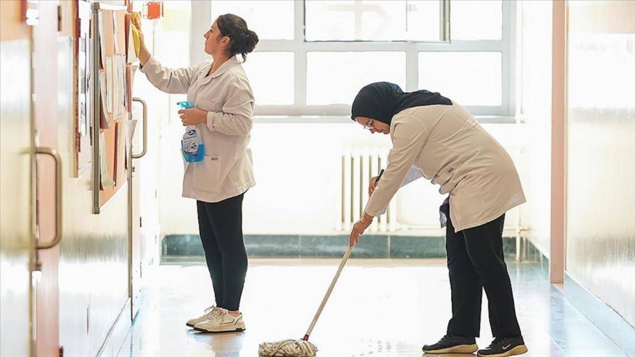 Ek temizlik personeli okullarda göreve başladı