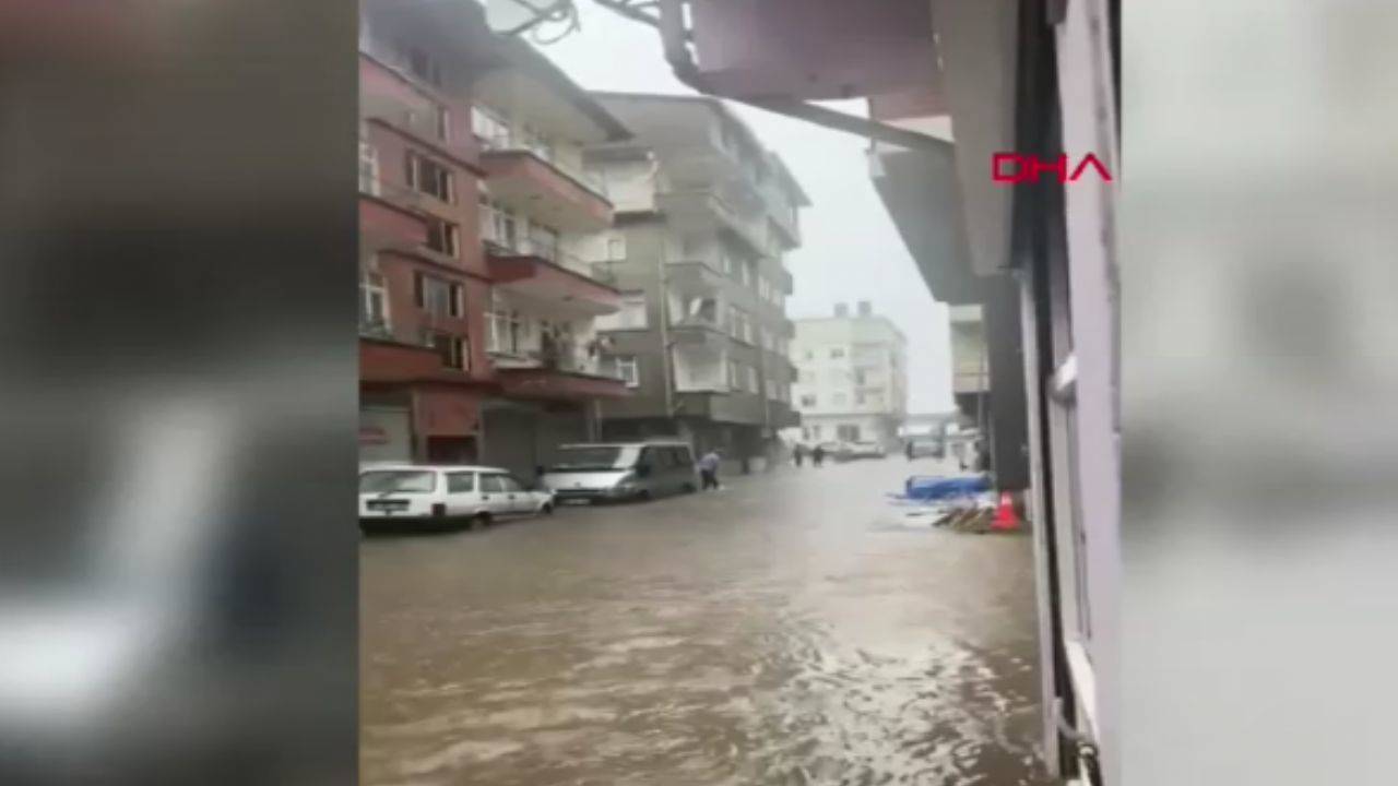 Artvin'de sağanak hayatı felç etti, Hopa'da araçlar toprak altında