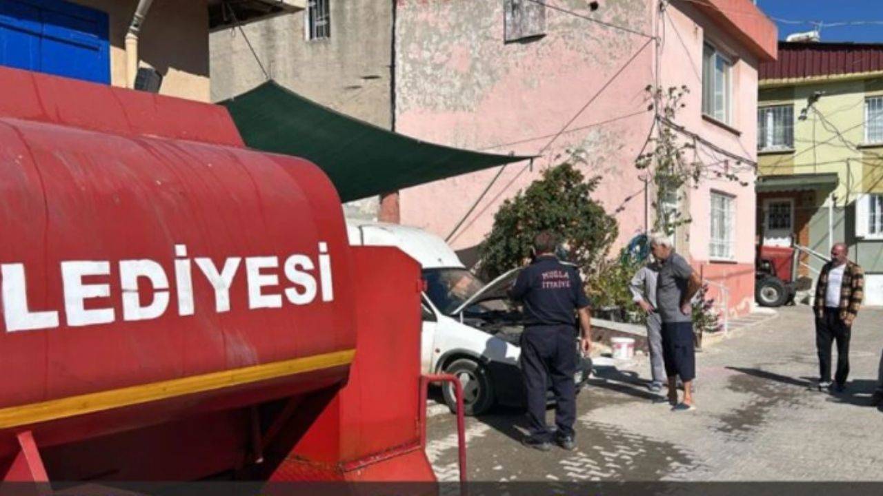 Milas'ta park halindeki araç alev aldı