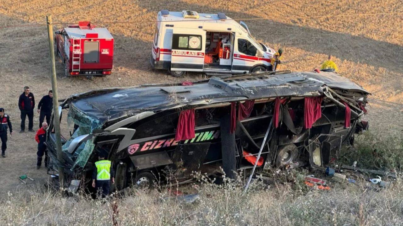 Otobüs devrildi! 21 yolcu yaralı, Afyonkarahisar'da büyük panik