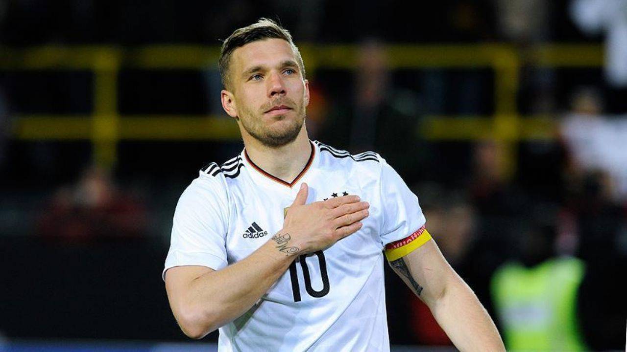 Lukas Podolski futbola veda etti