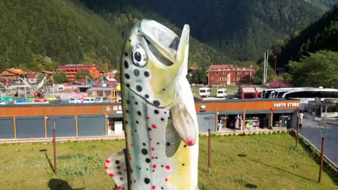 Uzungöl'de turizmin simgesi alabalığa heykelli vefa