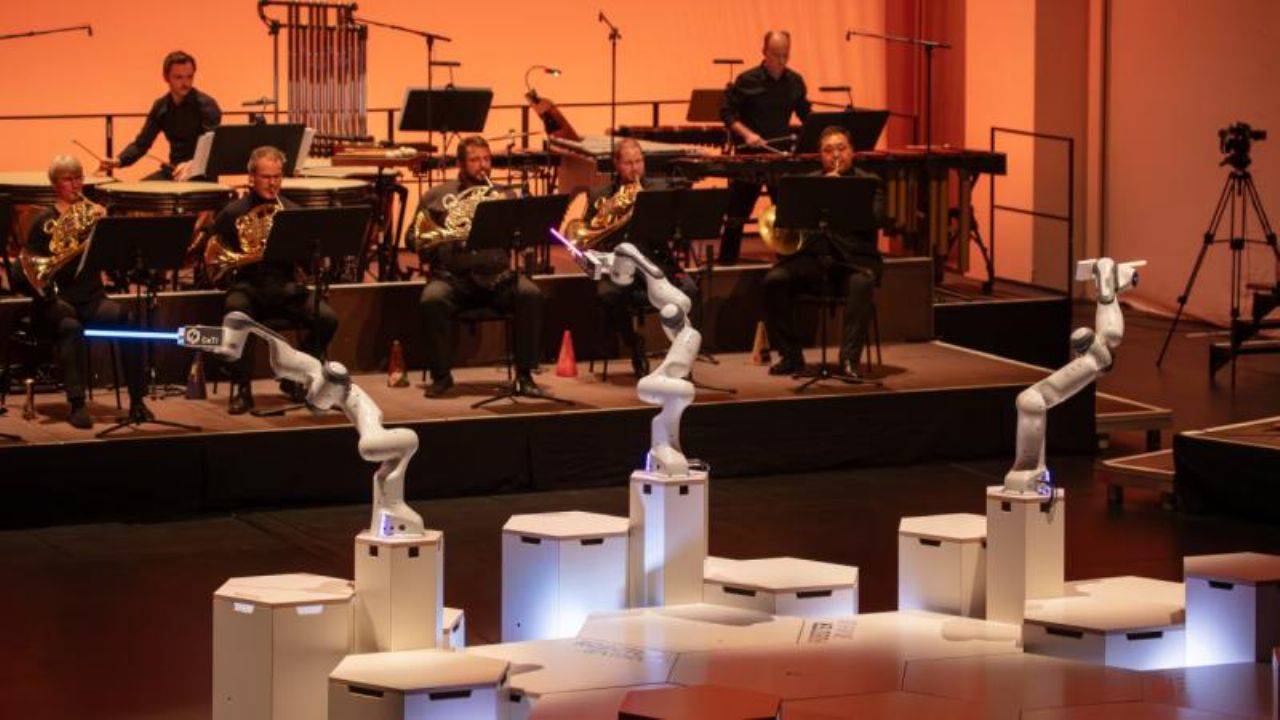 Robot orkestra şefi ilk kez sahneye çıktı