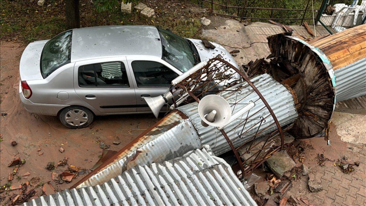 Karabük'te minare imamın otomobilinin üzerine devrildi