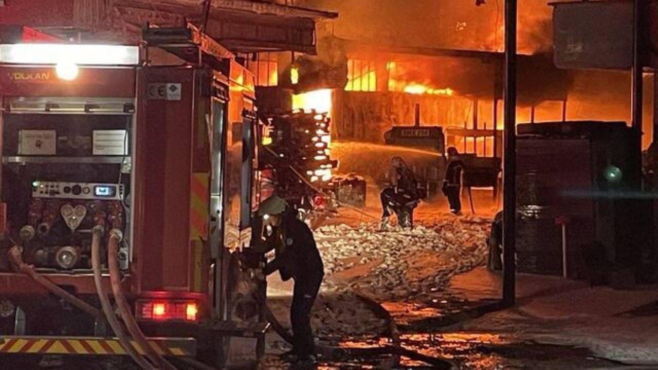 Sakarya’da büyük yangın! Kauçuk fabrikasındaki alevler 5 iş yeriei sıçradı