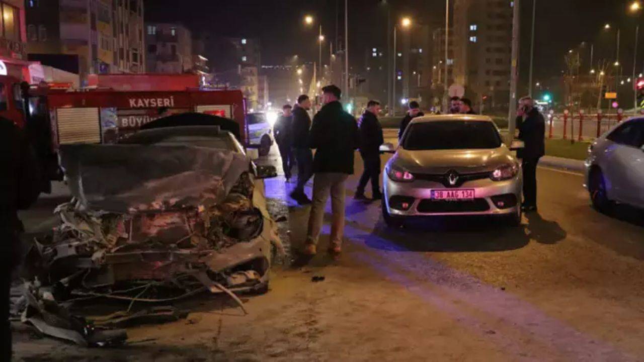 Kayseri de feci çarpışma! Araç alev aldı, yaralılar hastaneye kaldırıldı