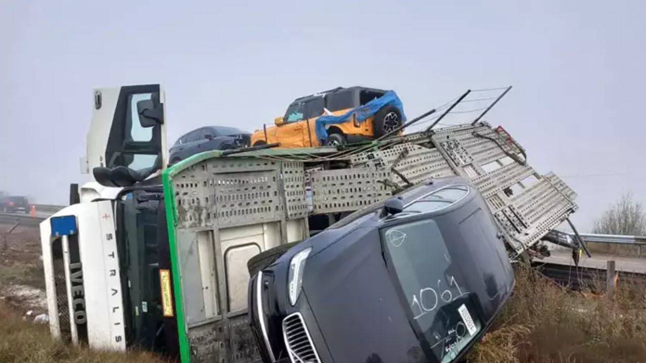 Bolu da devrilen TIR daki sıfır cipler hurdaya döndü!