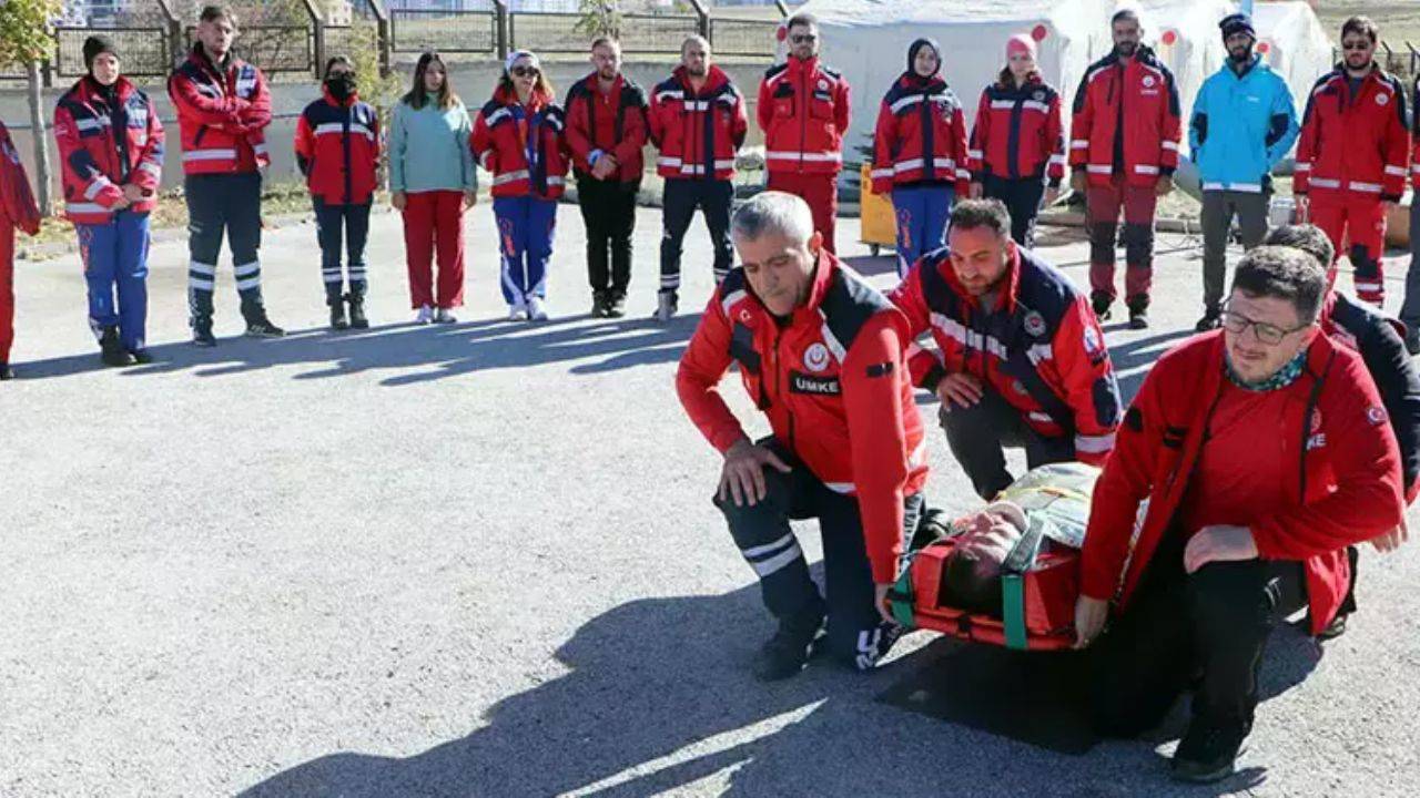 Sağlık personeli zorlu koşullarda afet eğitimi aldı