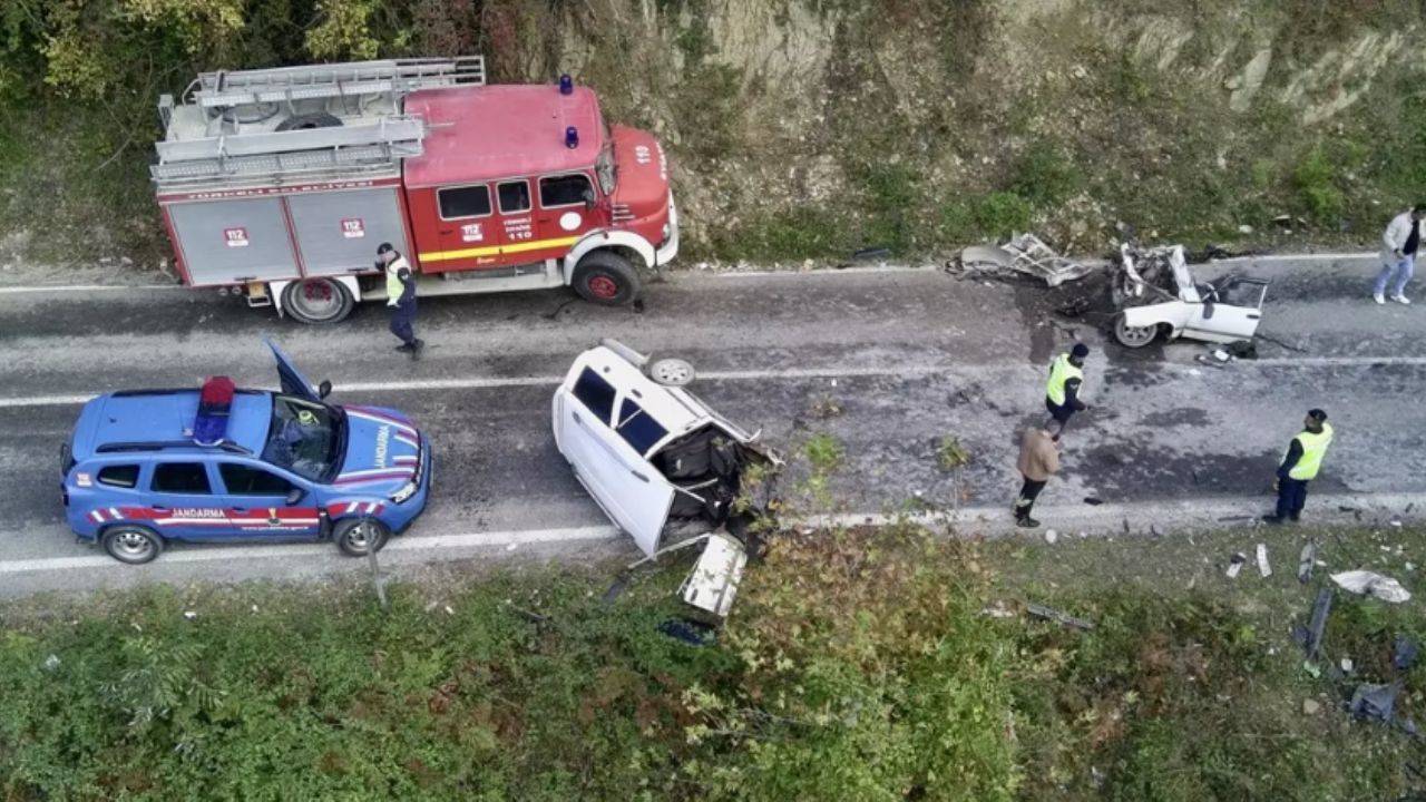 Sinop ta feci kaza! Çarpışmada araç ikiye bölündü