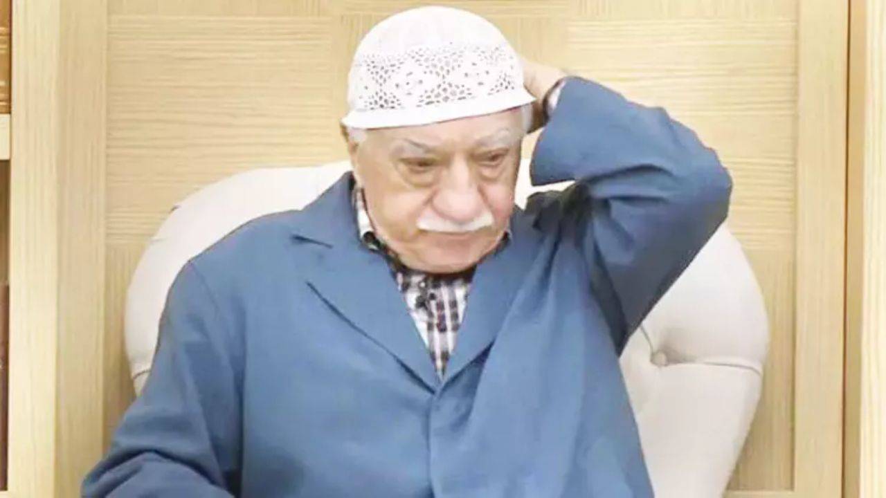 Fetullah Gülen in tabutunun başındaki gizemli üçlü