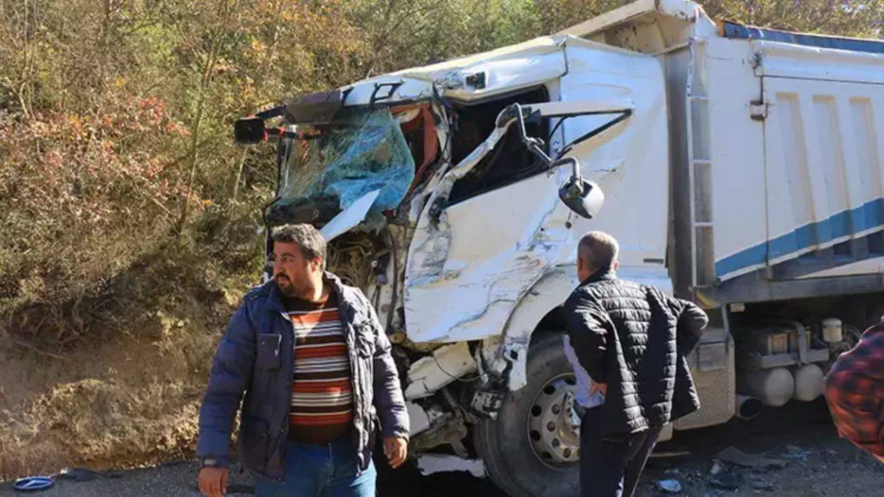 Tokat ta hafriyat kamyonları kafa kafaya çarpıştı