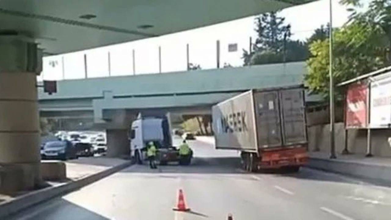 İstanbul'da aynı üst geçitte yine TIR kazası