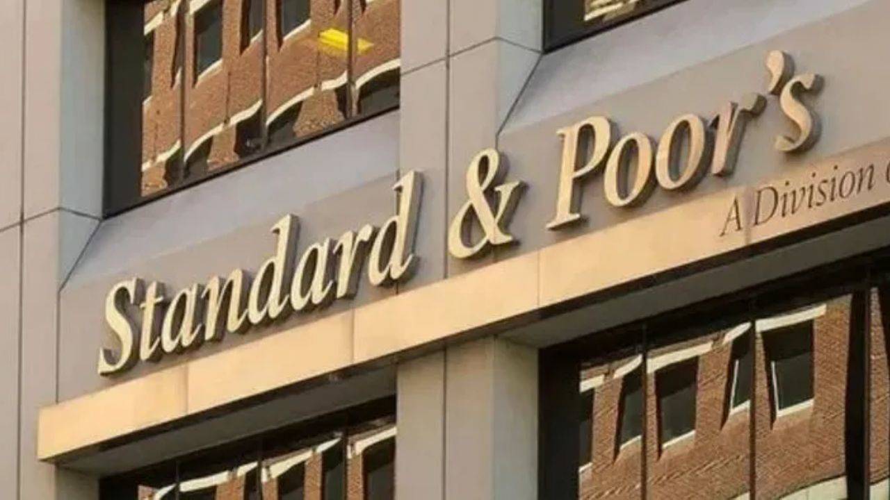 S&P, Türkiye nin kredi notunu BB- seviyesine yükseltti