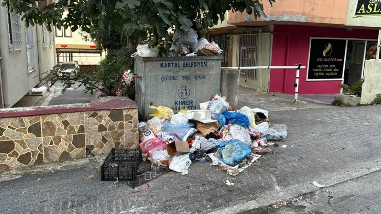 Kartal'da çöp yığınları oluştu