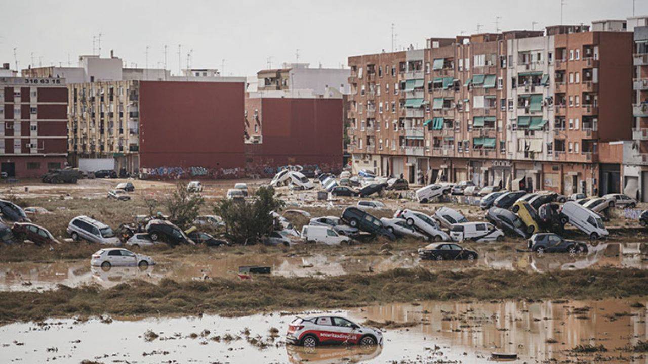 Yüzlerce kayıp bildirildi, şehir araba mezarlığına döndü