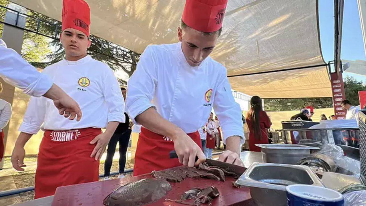 Edirne Gastronomi Festivali nde liseler arası ciğer sarma yarışması heyecanlı geçti