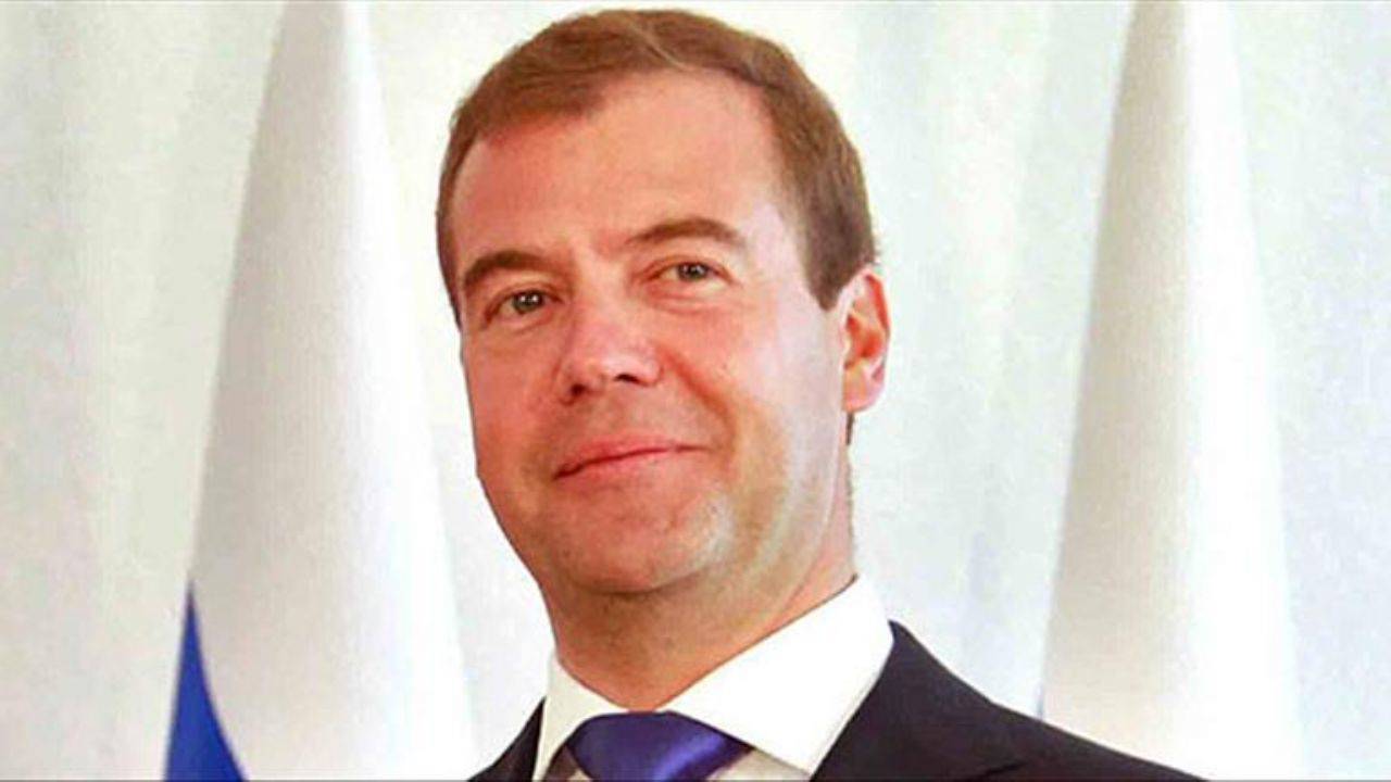 Medvedev: Kamala Harris'in işi bitti