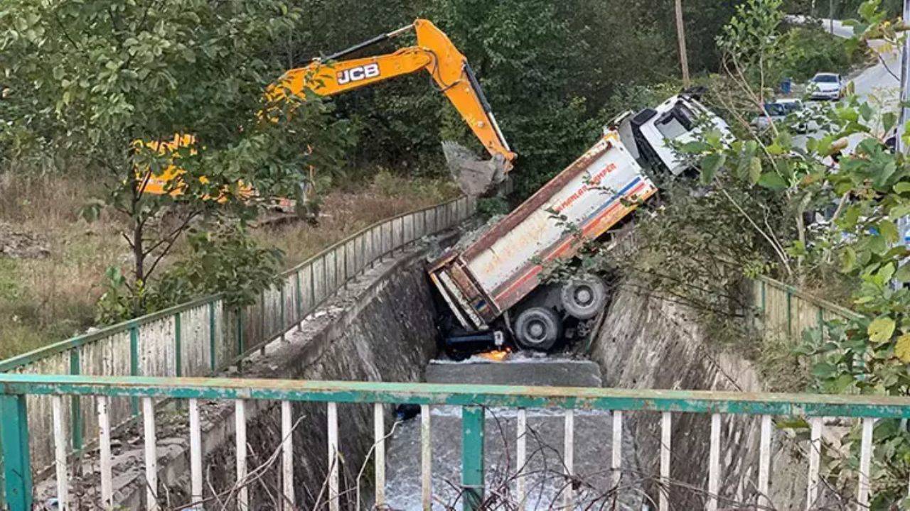 Rize'de freni boşalan kamyon dereye uçtu