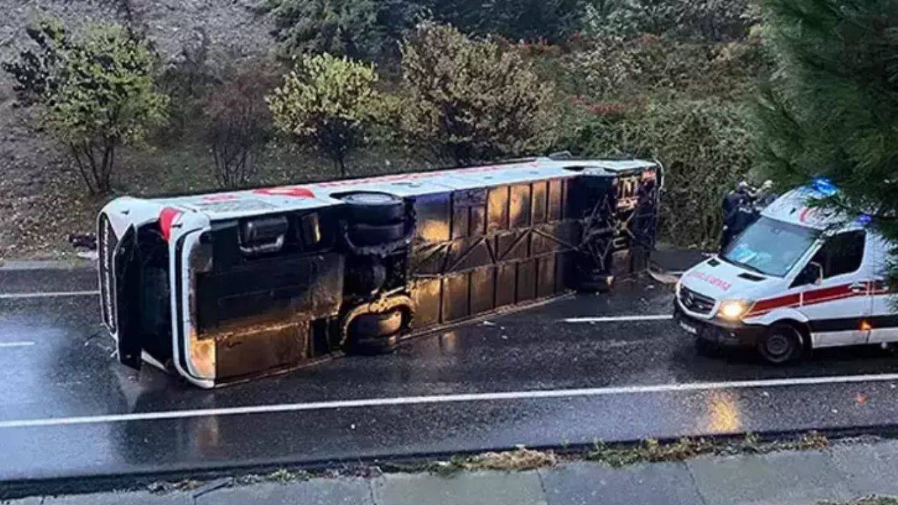 İstanbul da yolcu otobüsü devrildi: Feci kazada 2 ölü, 15 yaralı