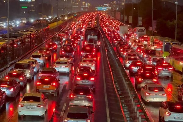 İstanbul'da trafik yoğunluğu yüzde 90'a ulaştı