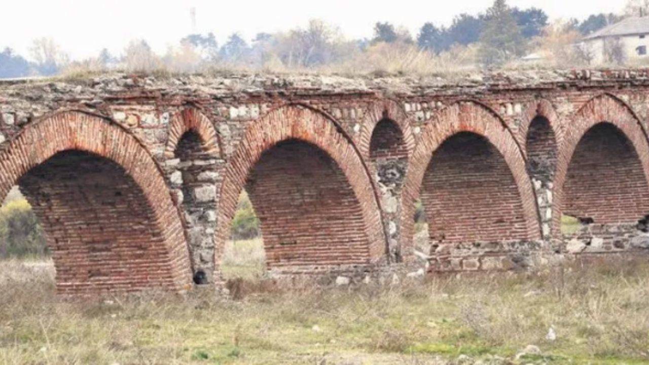 Tarihi Üsküp Su Kemeri bakımlı günlerini özlüyor