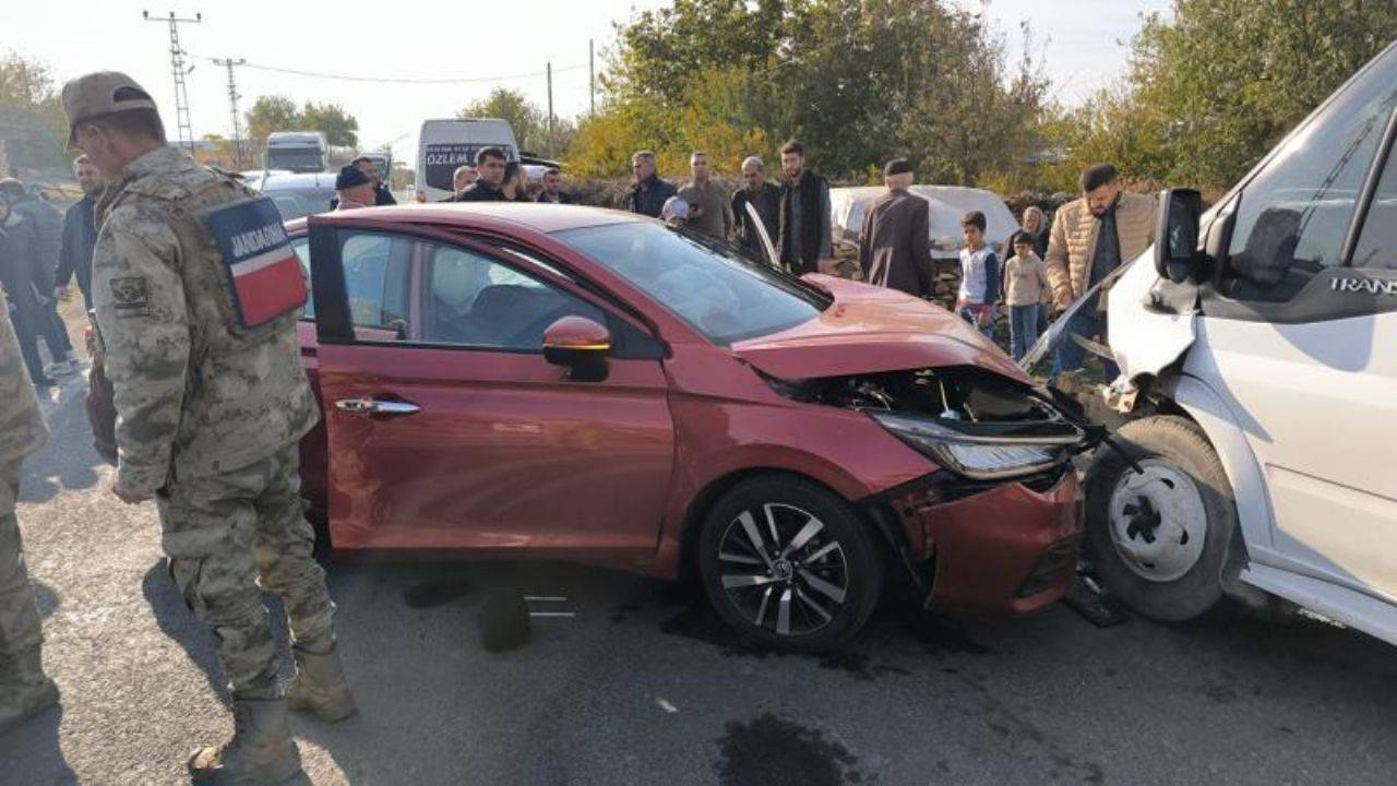 Diyarbakır'da minibüs ile otomobil çarpıştı: 13 yaralı