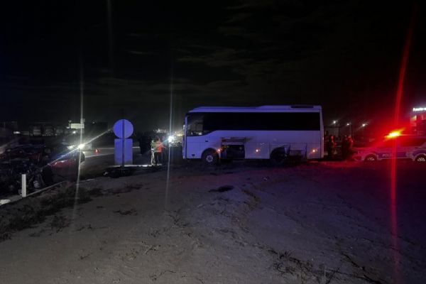 Konya'da feci kaza! Polis minibüsü ile otomobil çarpıştı: 1 ölü